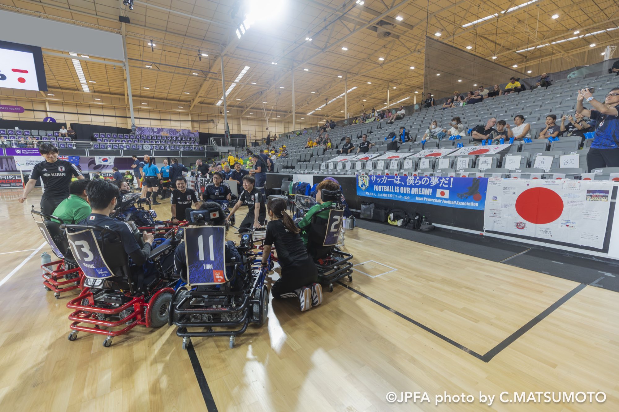 試合前に円陣を組むパワーチェアフットボール日本代表の選手・スタッフ