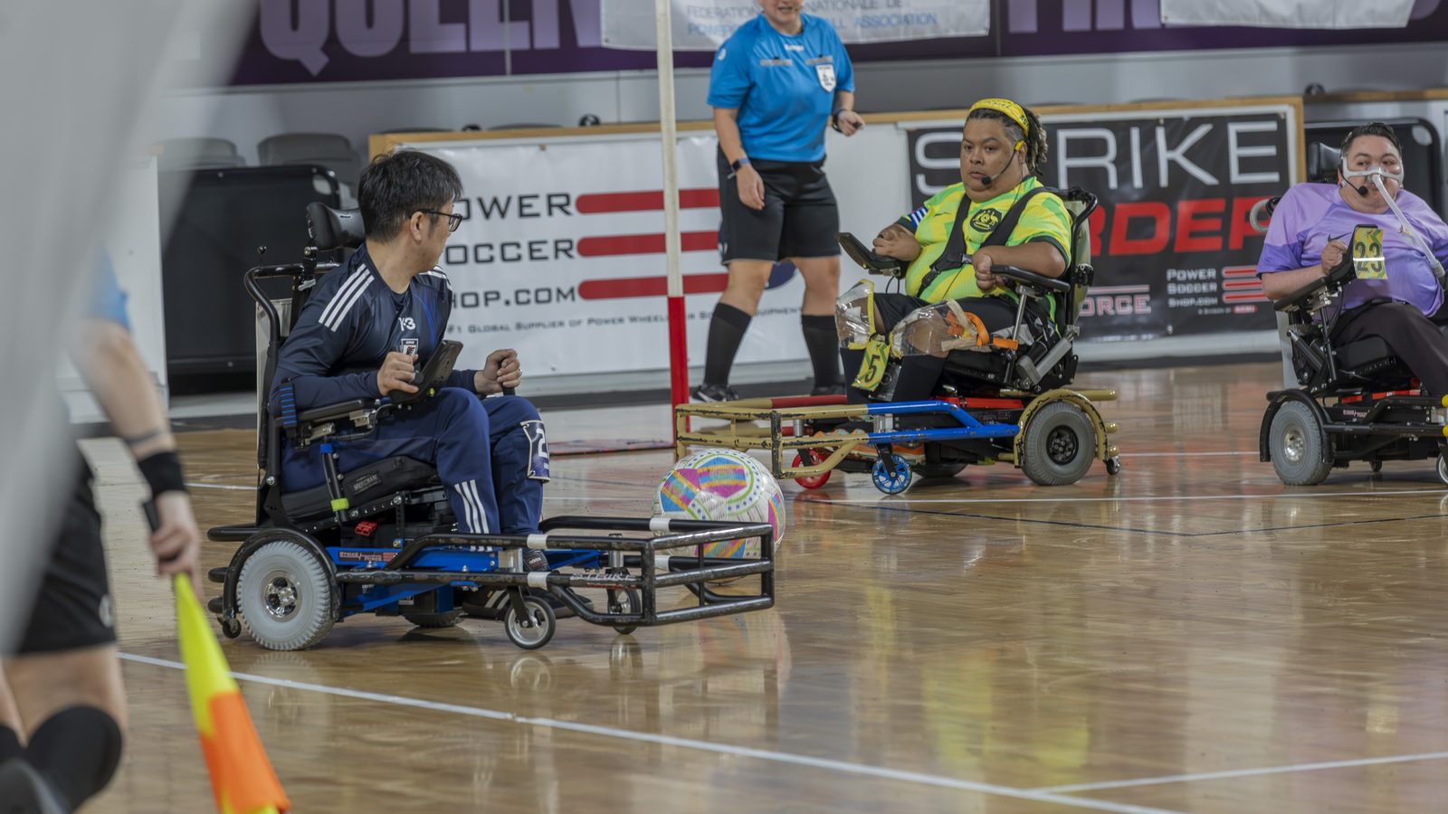 ボール際で競り合う電動車いすサッカー日本代表の選手
