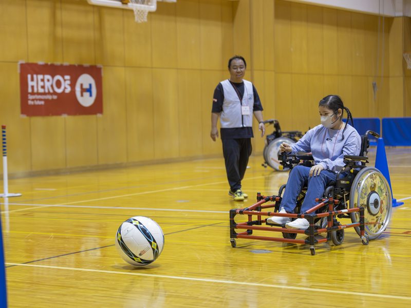 ファンチェアフットボールを体験する参加者